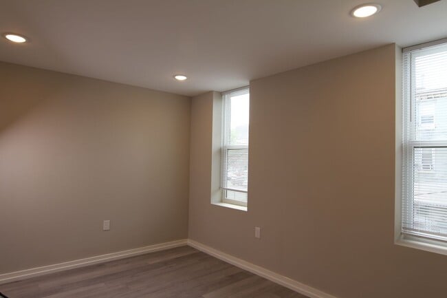 Building Photo - 3945 Baring St