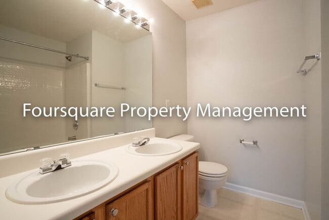 Building Photo - Townhome| Washer/ Dryer Included| Back Pat...