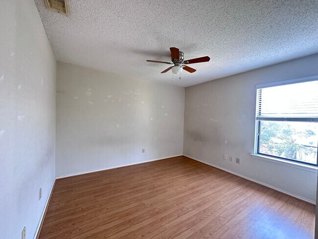 Building Photo - Minutes to COSTCO, great Location!
