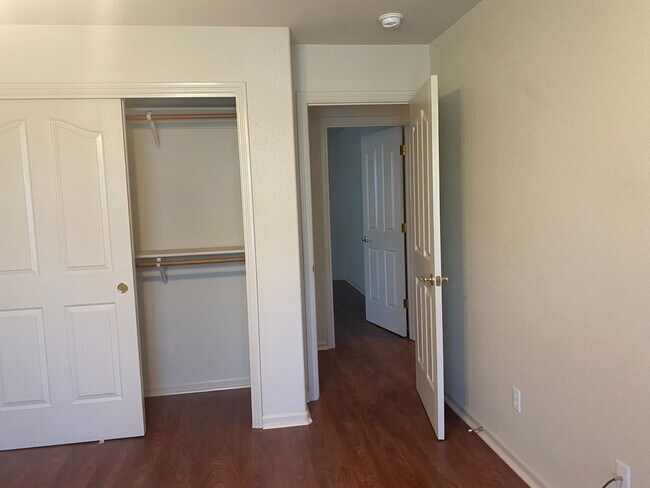 Building Photo - Beautiful Lakefront Home in the Vineyard! 55+ community