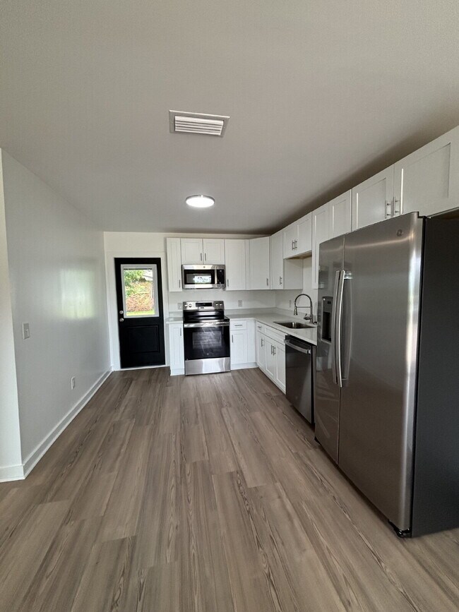 Building Photo - "Charming 2-Bed Oasis in Lynn Haven – Cozy...