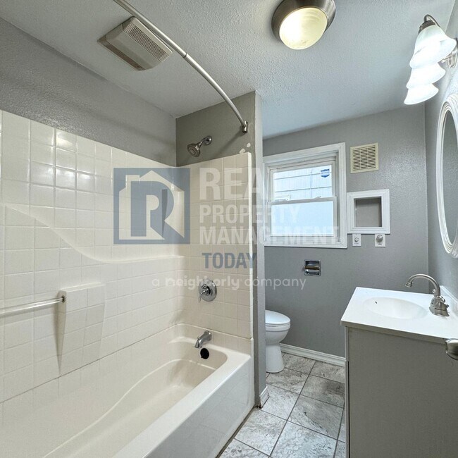 Building Photo - Sweet 3 bedroom and 2 bath + 3 car garage ...