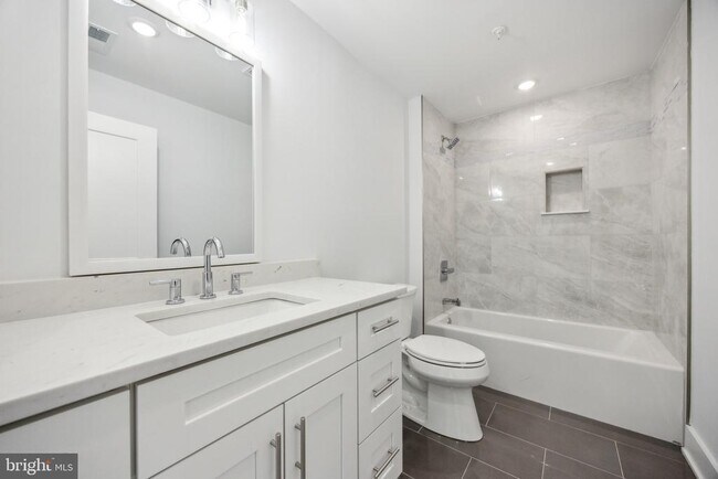 Building Photo - 1350 N Front St