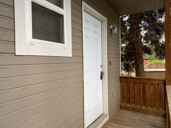 Building Photo - STUDENTS WELCOME! Single-Family Home Walking Distance to CSU!