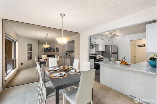 Building Photo - 3 Bedroom 2 Bathroom Plus Parking