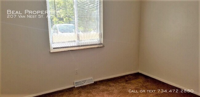 Building Photo - 207 Van Nest St