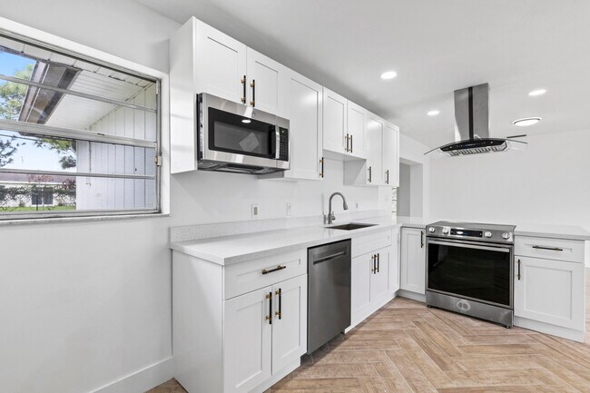 Building Photo - 106 NW Curtis St