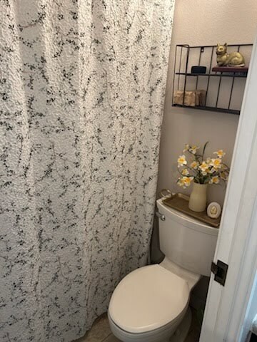 Shared Bath - 451 Golden Cir
