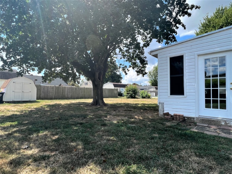 Building Photo - 108 E Cochran St