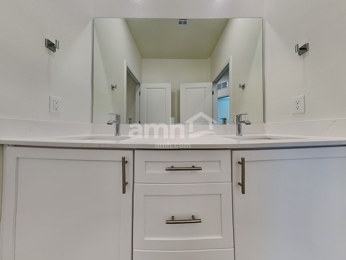 Building Photo - 854 English Primrose St