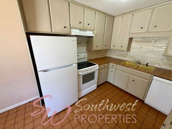 Building Photo - Location! Location! Easy walk to campus! 2 bedroom duplex!