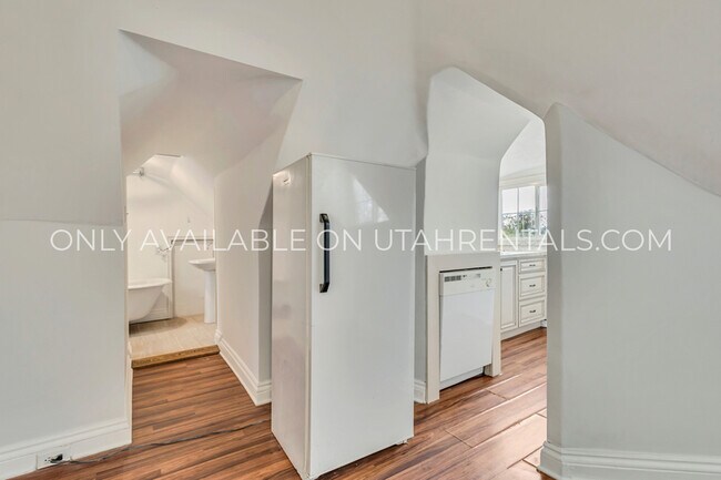 Building Photo - 1040 E 200 S