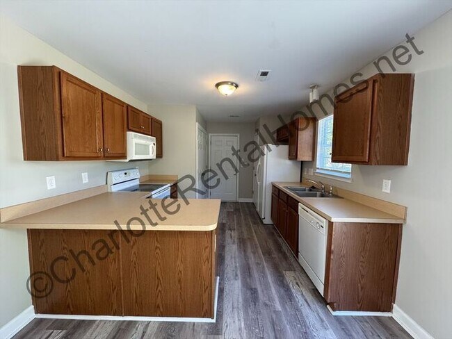 Building Photo - Nice 3 bedroom 2.5 bath home in Charlotte!