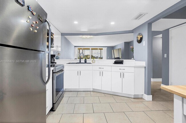 Building Photo - 1750 NE 191st St