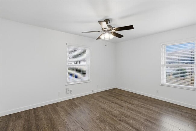 Building Photo - 2402 Little John Ln