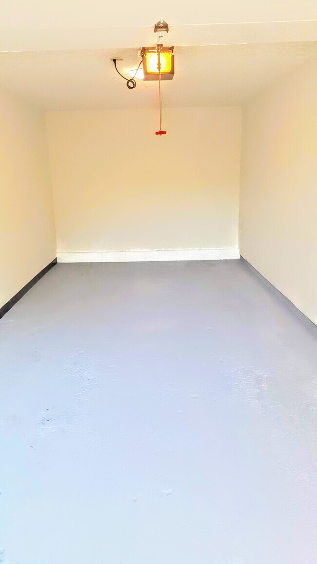 Building Photo - 1862 Beechwood Ave NE