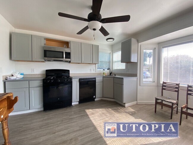 Building Photo - Charming Pleasure Point Home With Large Yard