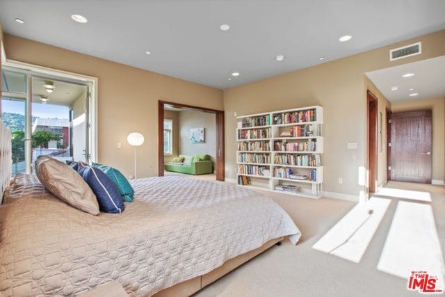 Building Photo - 447 N Doheny Dr