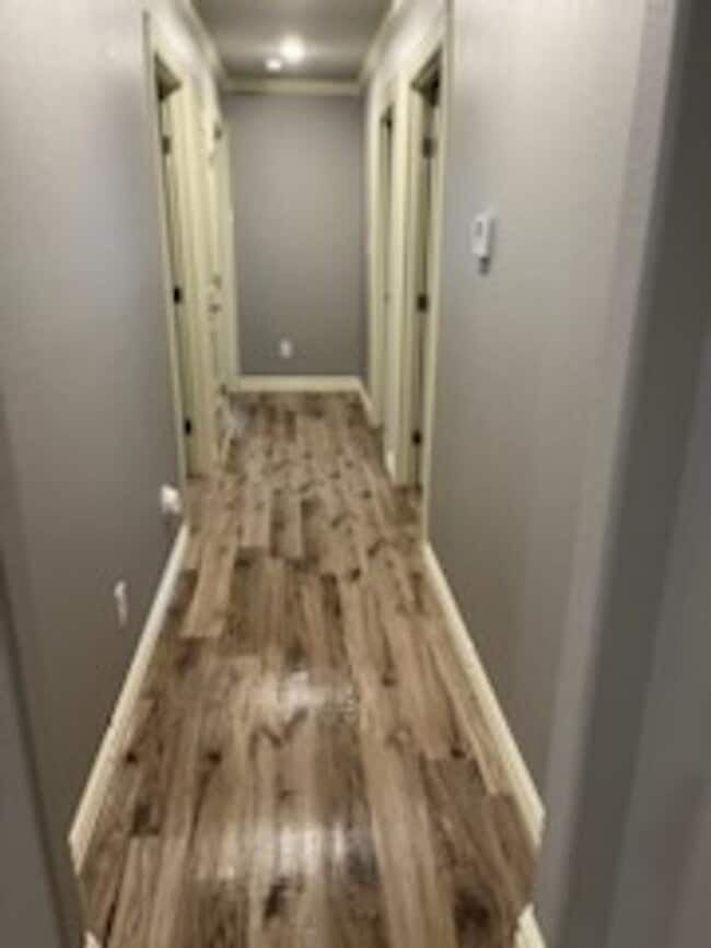 Building Photo - 3 bedroom Duplex with move in special