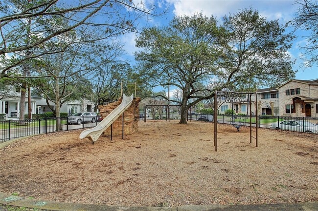 Building Photo - 4148 Bissonnet St