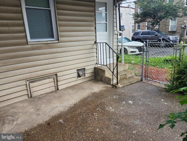 Building Photo - 555 Roberts St