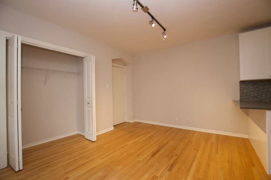 Building Photo - 2837 W Palmer