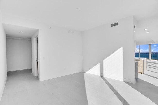 Building Photo - 153 N Seabreeze Blvd