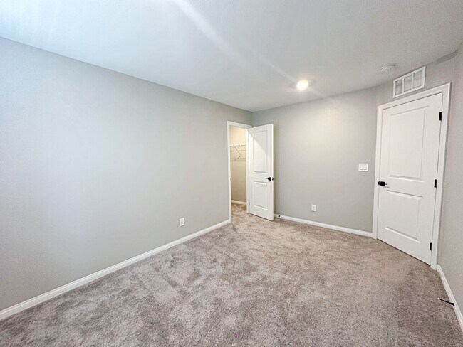 Building Photo - 4 BEDROOM + LOFT HOME IN GATED COMMUNITY