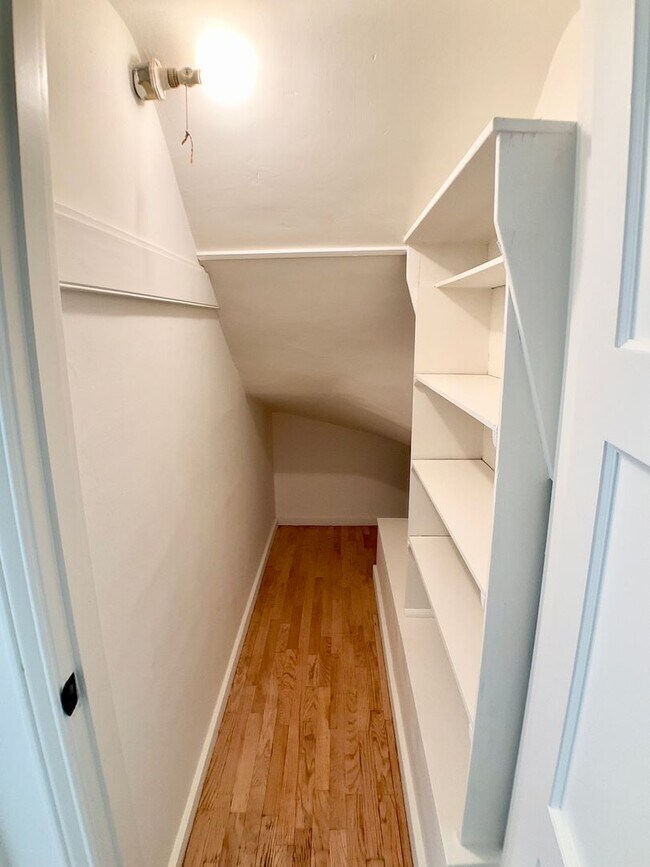 Building Photo - Remodeled! GARAGE PARKING Included! IN-UNI...