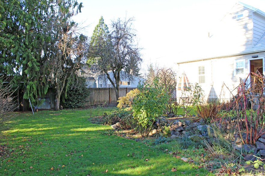 Building Photo - 9134 SE Ankeny St