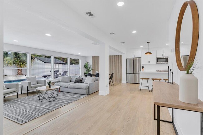 Building Photo - 1921 Fern Ave