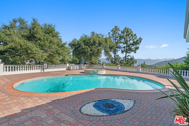 Building Photo - 3200 Oakley Dr