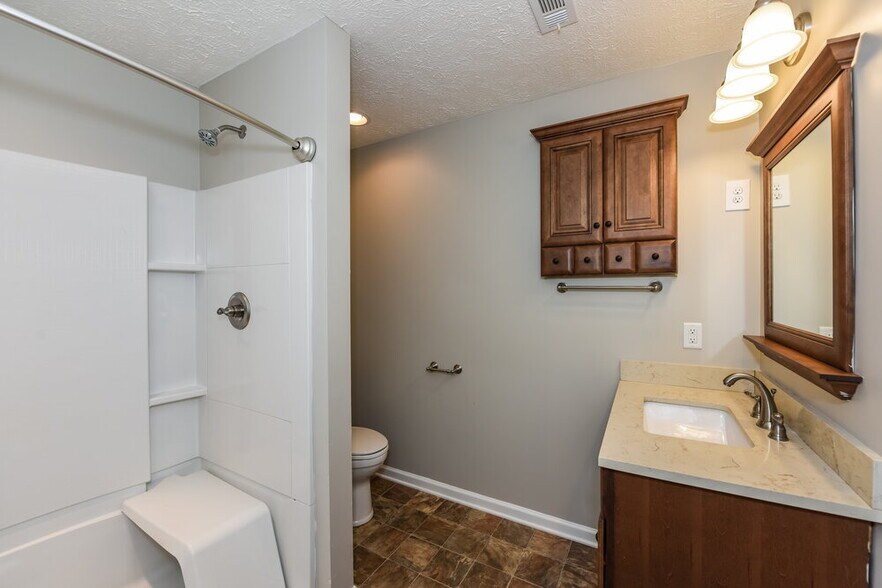 Building Photo - 2121 Ravenwood Dr
