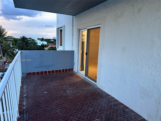 Building Photo - 1790 S Treasure Dr