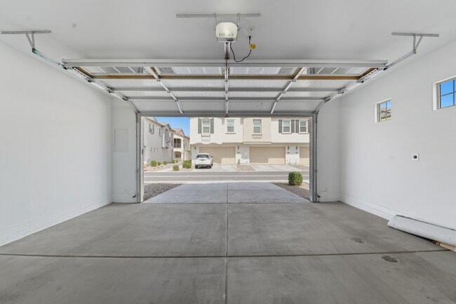 Building Photo - Like Brand New Luxurious Modern 3 Bedroom 2 Bath Townhome in Warner Meadow – Rare Rental Opportun...