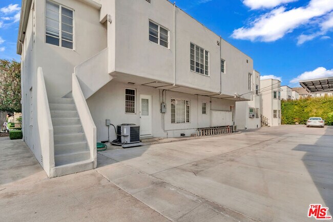 Building Photo - 154 N Sycamore Ave