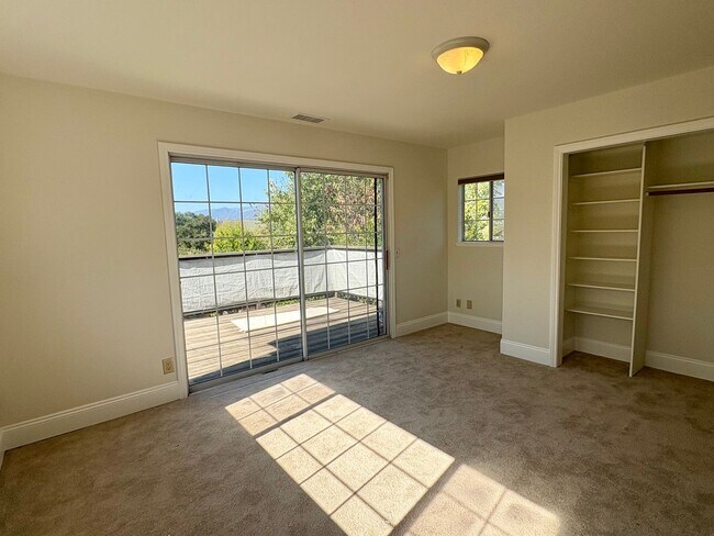 Building Photo - Single Family Home in Oak View!