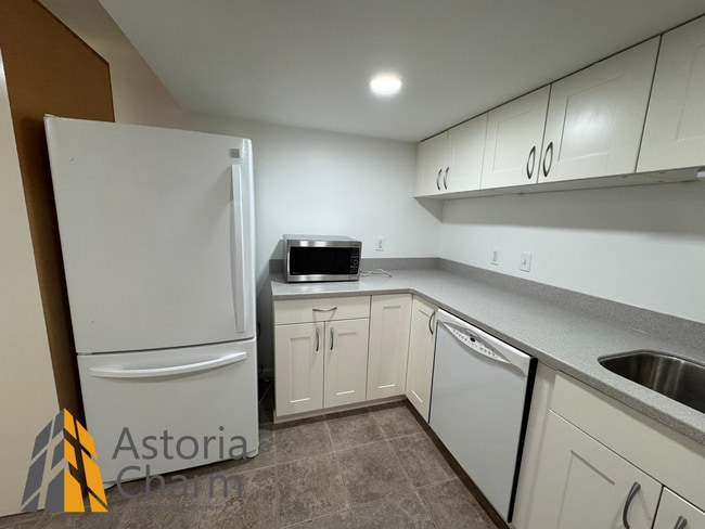 Building Photo - Spacious 5 Bedroom 3 Bath + Den Single Family Detached Home