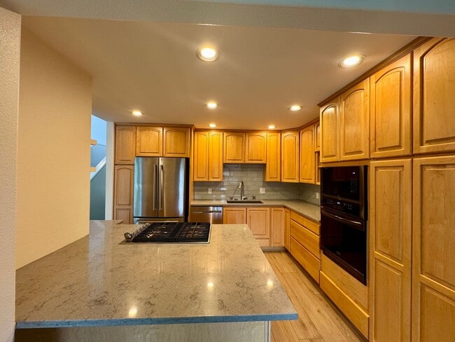 Building Photo - 2045 Eastridge Dr