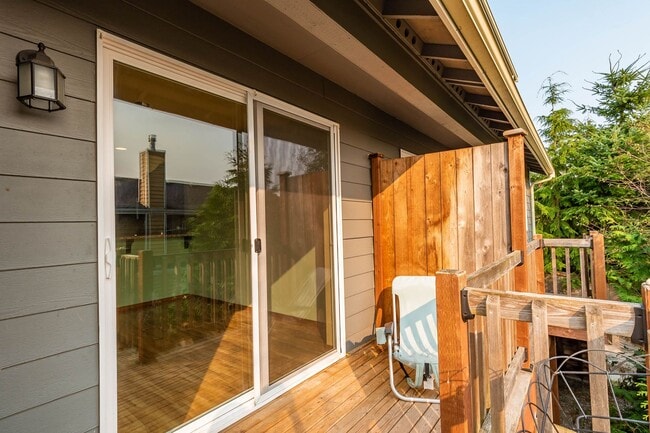 Building Photo - Conveniently Located 3 Bedroom Townhouse