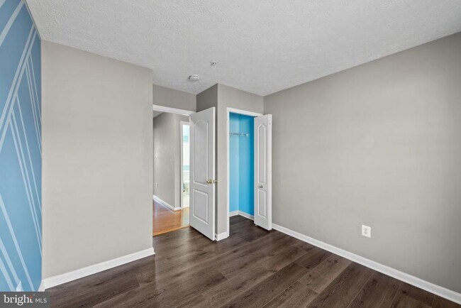 Building Photo - 8833 Hawthorne Ct