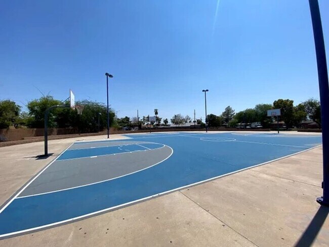 Building Photo - Spacious 3 bed, 2 bath upstairs, condo in ...