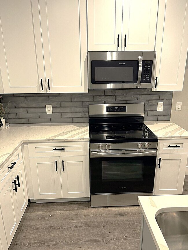 Building Photo - Like New and Close to IAH and Humble Area