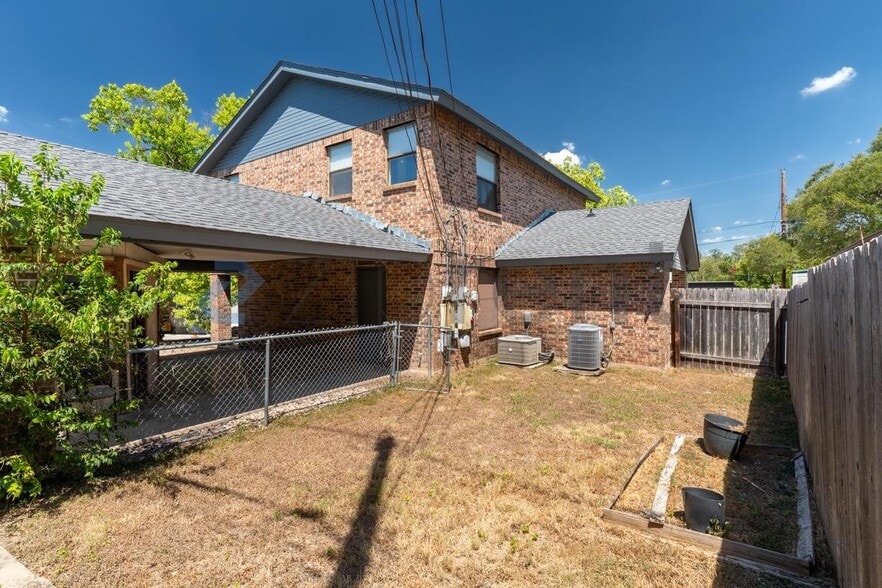 Building Photo - Unit B