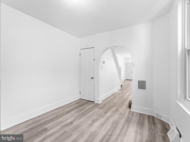 Building Photo - 1831 E Clementine St