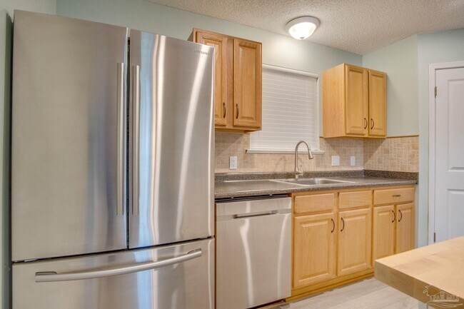 Building Photo - 9880 Creet Cir