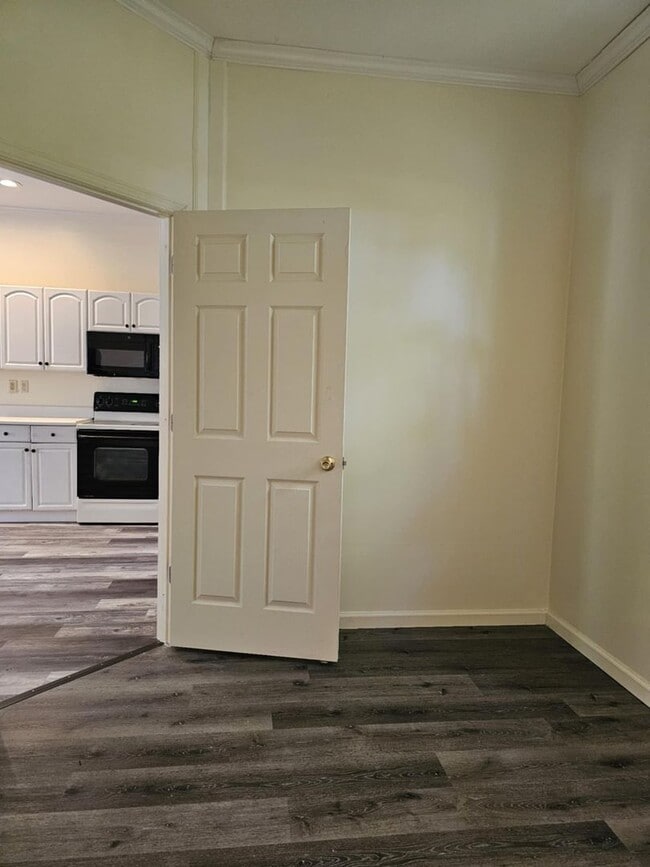 Building Photo - One Bedroom near BGSU Campus