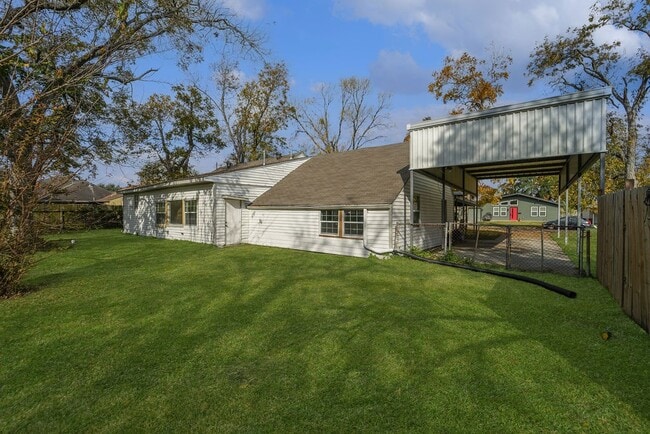 Building Photo - 214 E 1st St