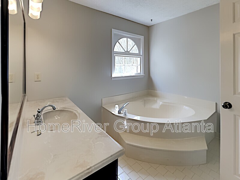 Building Photo - 1216 Wynford Colony S W