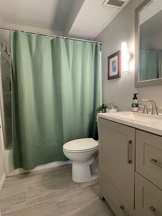 Building Photo - Champlin Main Floor Renovated Apartment, D...